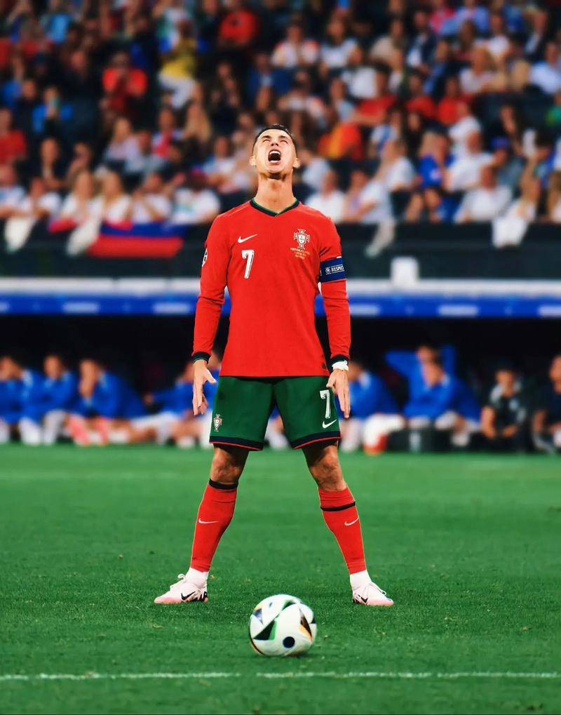 远在迈阿密心系罗马，托蒂和坎德拉用手机观看老东家焦点大战（托蒂与坎德拉身在迈阿密仍牵挂罗马，用手机观看老东家焦点之战）