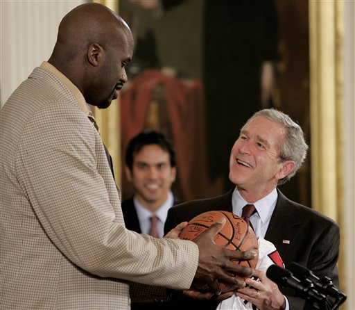 手感火热！里夫斯半场8中6贡献19分5篮板（手感爆棚！里夫斯半场8投6中拿下19分5篮板）