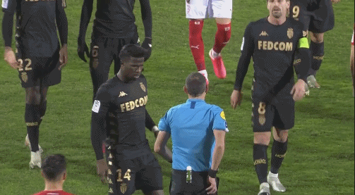 尹鸿博告别信：膝盖和小腿肌无法承受梦想之重，未来会做青训（尹鸿博告别：膝盖与小腿肌难负逐梦之重，未来投身青训）