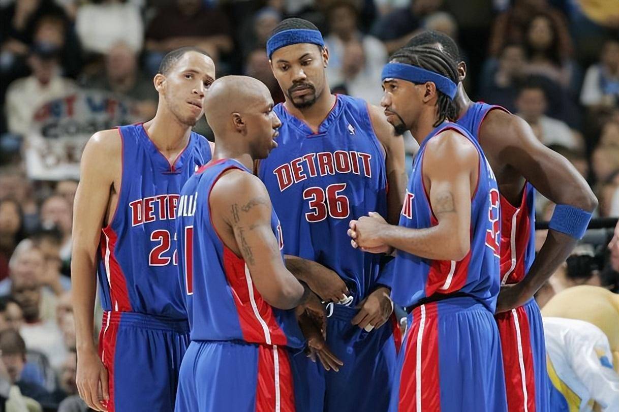 王曼昱“憋笑”嘴角压得好辛苦！想笑又不敢笑，与场上成鲜明对比（王曼昱强忍笑意，嘴角按得紧：想笑不敢笑，与赛场氛围形成强烈反差）